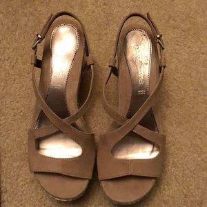 Dana Davis tan wedge sandals size 7.5B